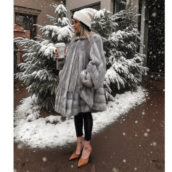 Cionili 1976 Silverblue Iris mink Mint condition Coat $7000 - Picture 13 of 16